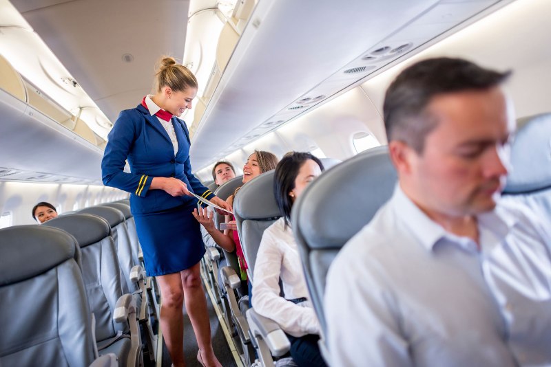 Γιατί οι αεροσυνοδοί κρατούν τα χέρια πίσω από την πλάτη όταν υποδέχονται τους επιβάτες; - Media