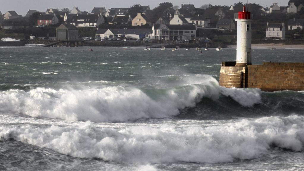 Γαλλία: Διακοπές ρεύματος σε χιλιάδες σπίτια στα βόρεια λόγω κακοκαιρίας - Media