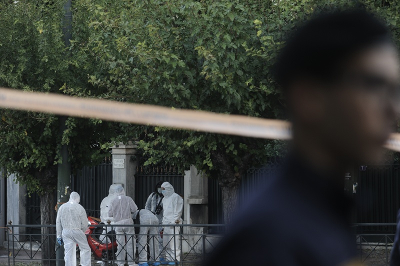 Τρομοκρατική επίθεση στη γαλλική πρεσβεία: Έρευνες για τον εντοπισμό των δραστών  - Media