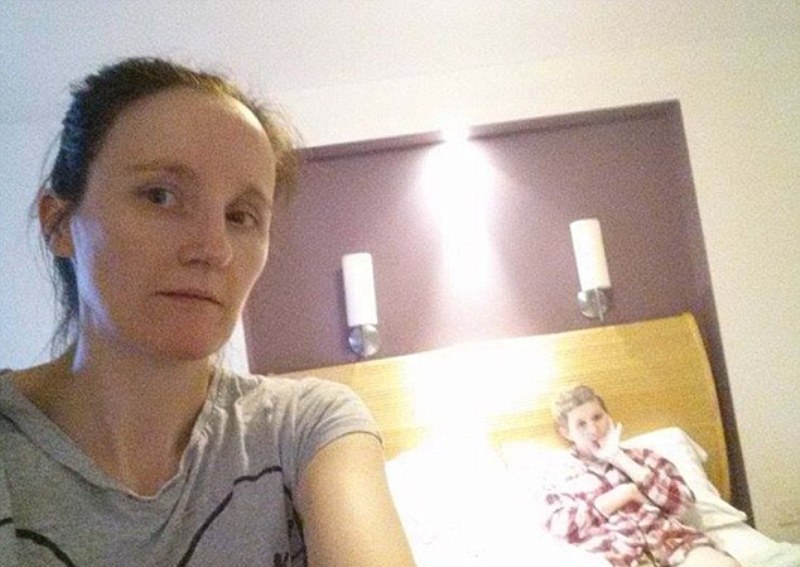 Θλιμμένη μητέρα φωτογραφίζει τον «φύλακα άγγελο» της ετοιμοθάνατης κόρης της (Photo) - Media