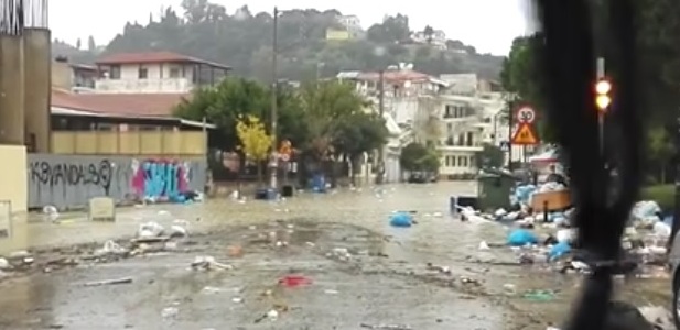 Επιχείρηση απεγκλωβισμού κατοικιών στην Ζάκυνθο - Βουνά από σκουπίδια μετά την πλημμύρα  - Media