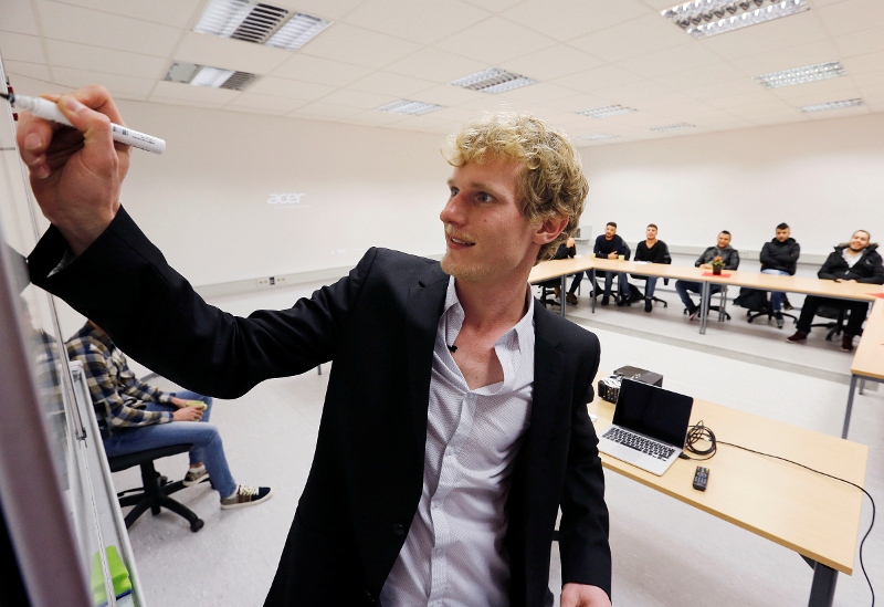 Γερμανία: Ο … δάσκαλος του έρωτα μαθαίνει τους πρόσφυγες πώς να φλερτάρουν - Media