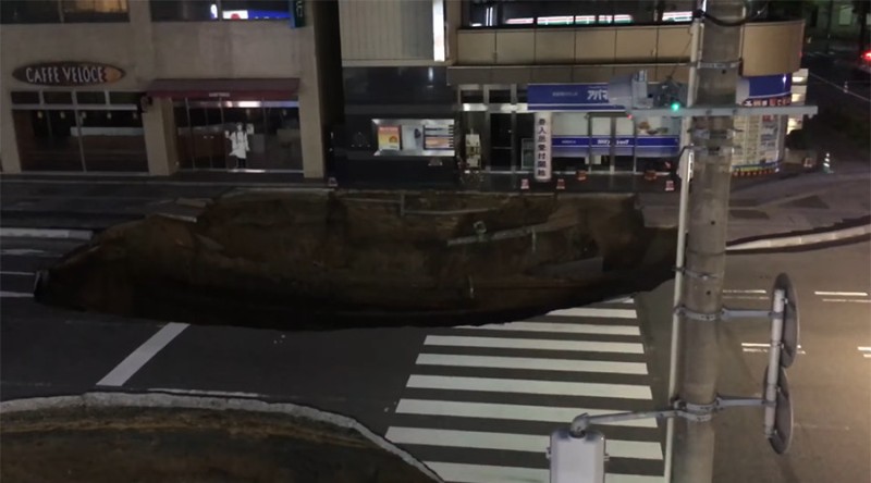 «Γεφύρι της Άρτας» ο δρόμος στην Ιαπωνία - Άνοιξε ξανά η τεράστια τρύπα (Photo) - Media