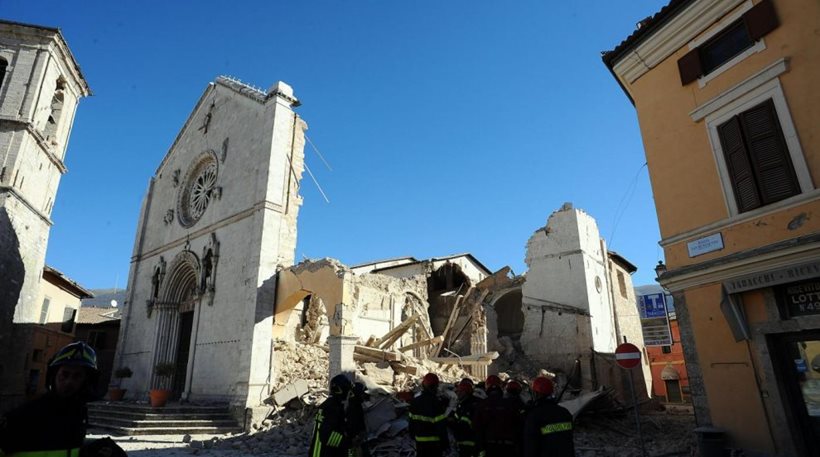 «Οι σεισμοί είναι τιμωρία του Θεού για το σύμφωνο συμβίωσης των γκέι» - Σάλος με το ραδιόφωνο της ιταλικής εκκλησίας - Άμεση αντίδραση του Βατικανού - Media