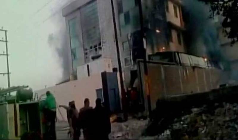 Ινδία: Τουλάχιστον 15 νεκροί από πυρκαγιά σε βιομηχανία παραγωγής ενδυμάτων  - Media