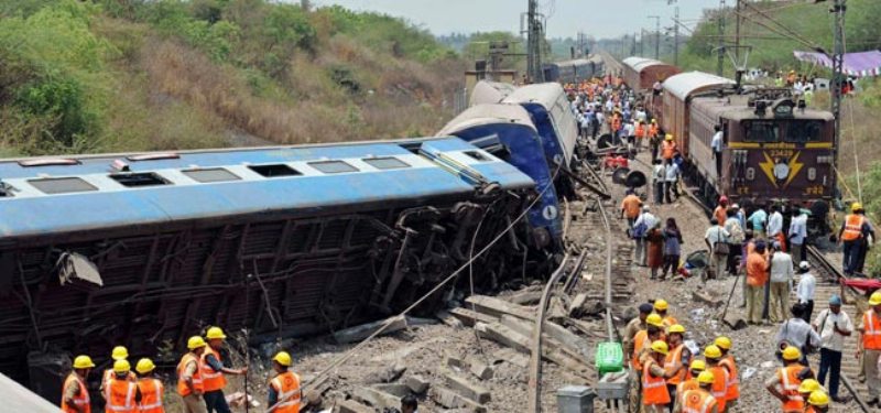 Τραγωδία στην Ινδία: Εκτροχιάστηκε τρένο - Πάνω από 119 νεκροί (Video)  - Media