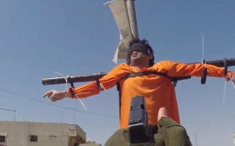 Φρικαλεότητες του ISIS: Μαχαιρώνουν, πυροβολούν και σταυρώνουν αιχμαλώτους (Σκληρές Εικόνες - Video) - Media