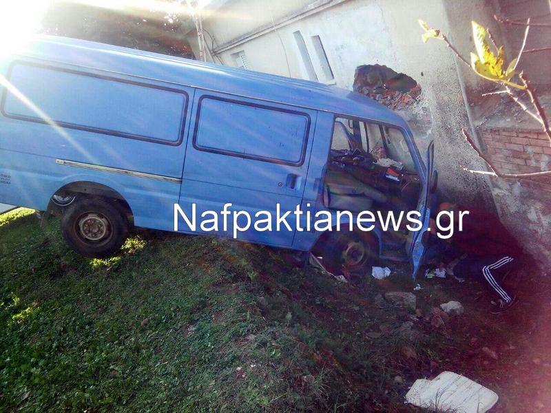 Φορτηγάκι καρφώθηκε σε σπίτι - Τραυματίστηκε ο οδηγός, τη γλίτωσε η ένοικος (Photos) - Media