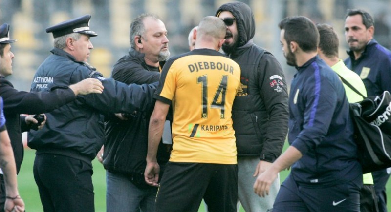 Ο Τζεμπούρ τις ...έπαιξε με οπαδούς του Άρη (Photos)  - Media