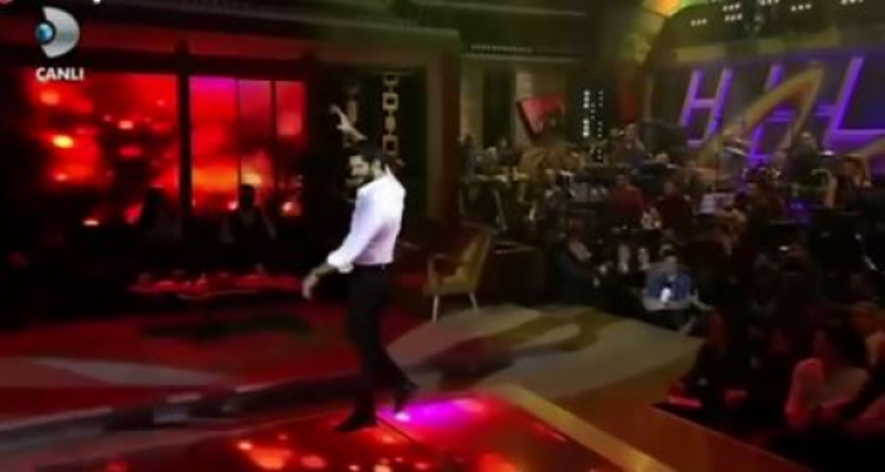 Ο «Κεμάλ» του Kara Sevda χορεύει το ζεϊμπέκικο της Ευδοκίας και προκαλεί παροξυσμό (Video) - Media