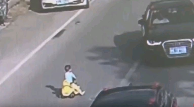 Μοναδικό βίντεο: 3χρονος οδηγεί το αυτοκινητάκι του στη μέση ενός γεμάτου δρόμου - Media