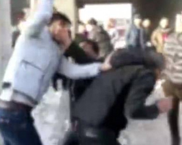 Έδειρε τους γονείς του μέσα στη μέση του δρόμου επειδή το σπίτι που του αγόρασαν ήταν μικρό (Video) - Media