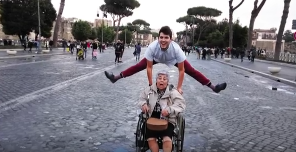 Ο Κρητικός που έκανε πραγματικότητα το όνειρο της 83χρονης γιαγιάς του (Video) - Media