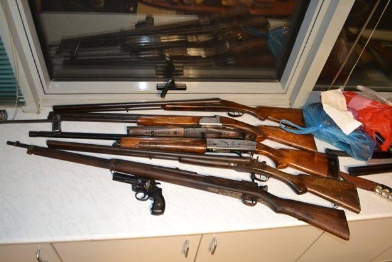 Κρήτη: 37χρονος είχε ολόκληρο οπλοστάσιο - 41 χειροβομβίδες, 6.687 φυσίγγια, περίστροφα και εκρηκτικά (Photos) - Media