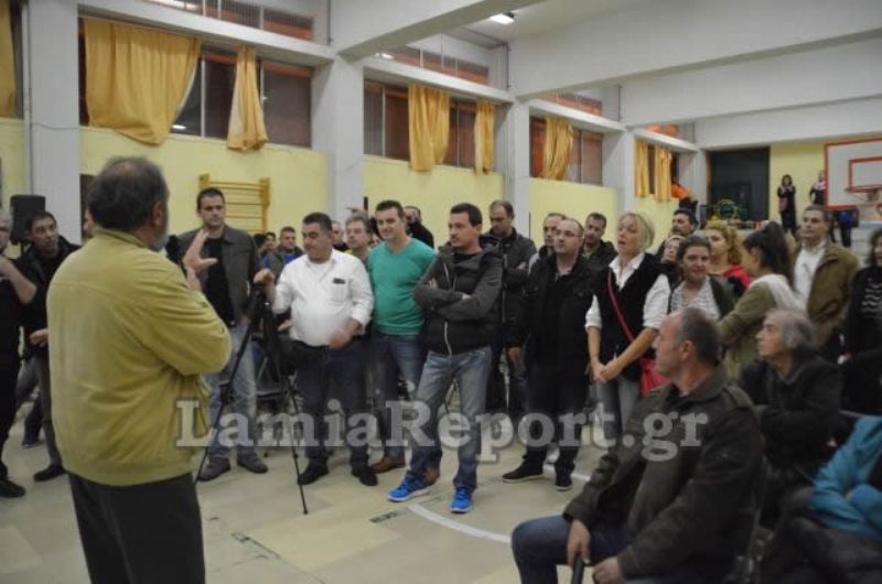 Χαμός σε συνέλευση γονέων στη Λαμία για τα μαθήματα σε προσφυγόπουλα (Videos) - Media