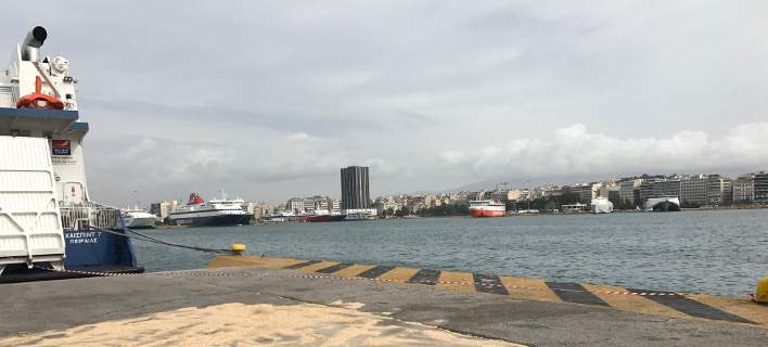Νεκρός o 67χρονος που έπεσε με το αυτοκίνητό του στο λιμάνι του Πειραιά - Media