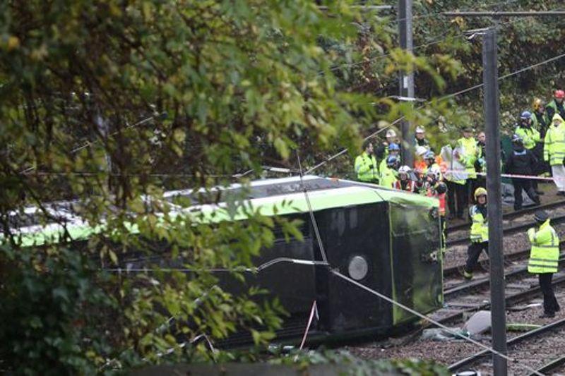 Τραγωδία: Επτά νεκροί και πάνω από 50 τραυματίες από εκτροχιασμό τραμ στο Λονδίνο (Photos - Video) - Media
