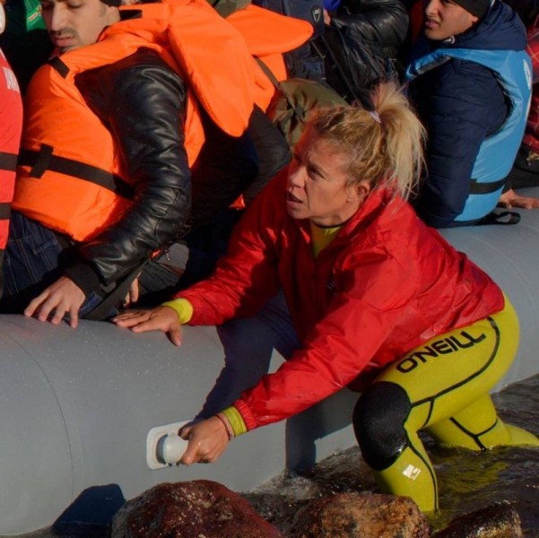 Ελληνίδα ναυαγοσώστρια βραβεύτηκε με παγκόσμιο βραβείο ηρωισμού (Photo) - Media