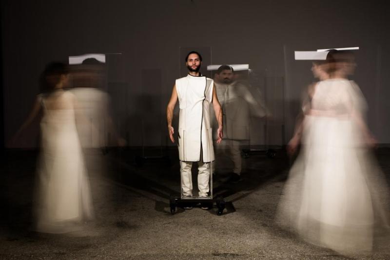 Μάουζερ: Η παράσταση που αναφέρεται στον εμφύλιο πόλεμο μεταξύ Κόκκινων και Λευκών στη νεοϊδρυθείσα Σοβιετική Ένωση - Media