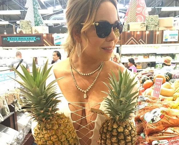 Μαράια Κάρεϊ: Με αβυσσαλέο ντεκολτέ στο σούπερ μάρκετ (photo) - Media