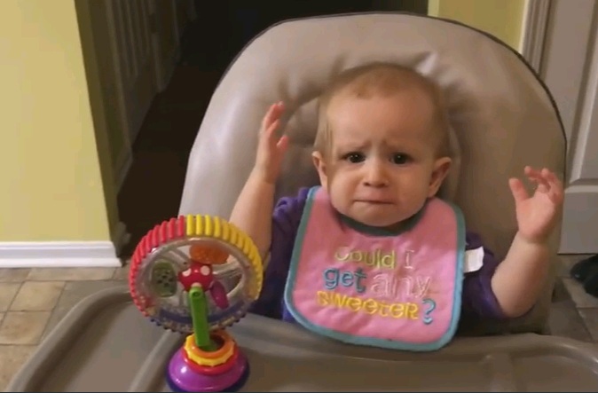 Ένα μωρό δοκιμάζει μπρόκολο για πρώτη φορά (Video) - Media