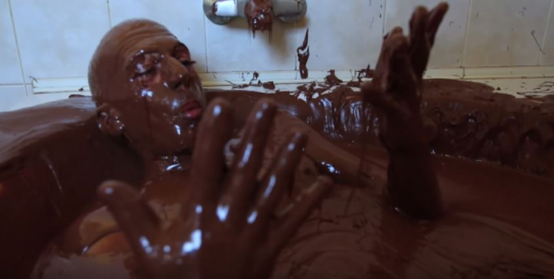 Έκανε μπάνιο σε… 272 κιλά Nutella (Video) - Media