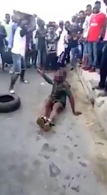 Φρίκη: Έδειραν και έκαψαν ζωντανό 10χρονο γιατί θεωρούσαν πως ήταν κλέφτης (Σκληρές Εικόνες - Video) - Media