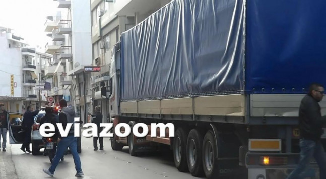 Χαλκίδα: Νταλίκα τράκαρε με... ζαχαροπλαστείο (Video) - Media