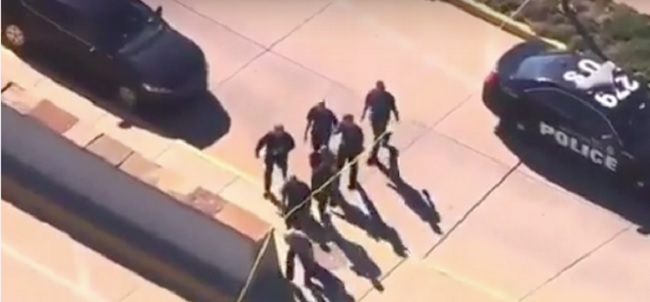 ΗΠΑ: Νέο βίντεο-σοκ με αστυνομικούς να «πνίγουν» Αφροαμερικανό - «Ενήργησαν καταλλήλως» αποφάνθηκε ο εισαγγελέας! (Video) - Media