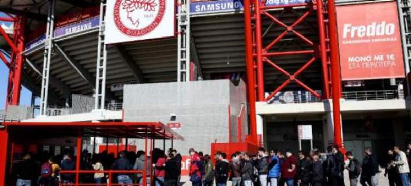 Ουρές από το πρωί στο «Γ.Καραϊσκάκης» για ένα… μαγικό χαρτάκι (Photos) - Media