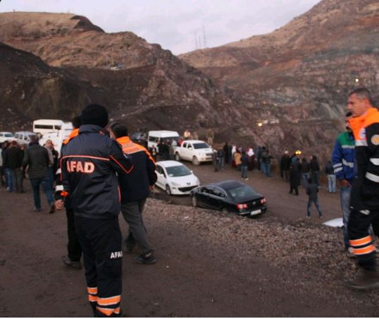 Τουρκία: Τουλάχιστον τρεις νεκροί και 13 παγιδευμένοι από κατολίσθηση σε ορυχείο (Video) - Media