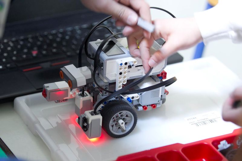 Η εκπαιδευτική ρομποτική στο νέο κατάστημα COSMOTE στο The Mall Athens - Media