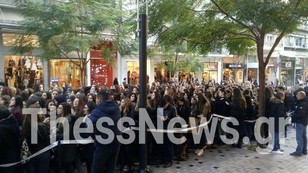 Ξεκίνησε η Black Friday στη Θεσσαλονίκη: Τεράστια ουρά έξω από κατάστημα στην Αγίας Σοφίας (Photos + Video) - Media