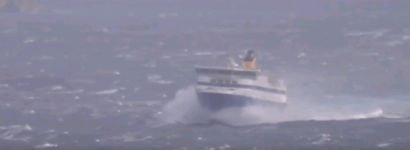 Τεράστια κύματα «καταπίνουν» το Blue Star Paros στο στενό Τήνου – Μυκόνου (Video) - Media