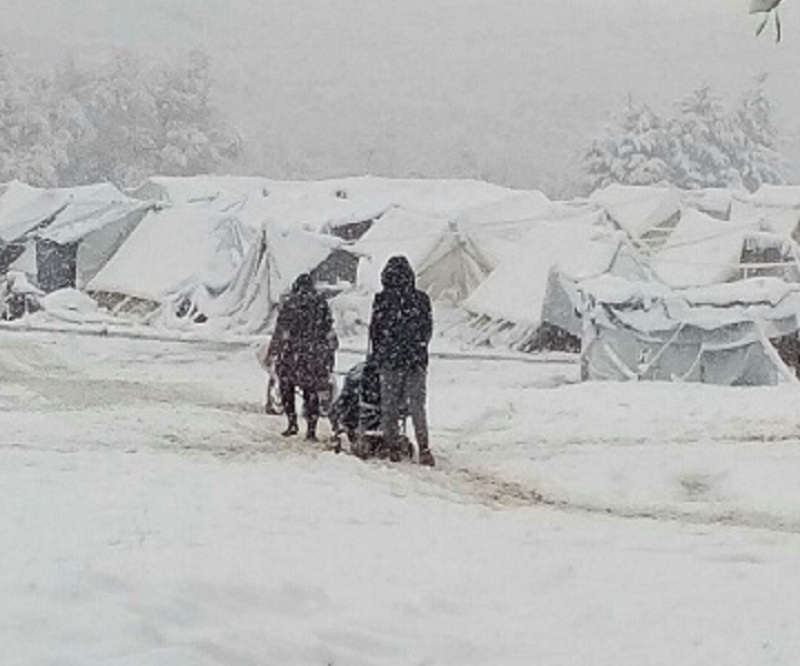 Φεύγουν οι πρόσφυγες εν μέσω χιονοθύελλας, από την Πέτρα Ολύμπου (Photos)  - Media