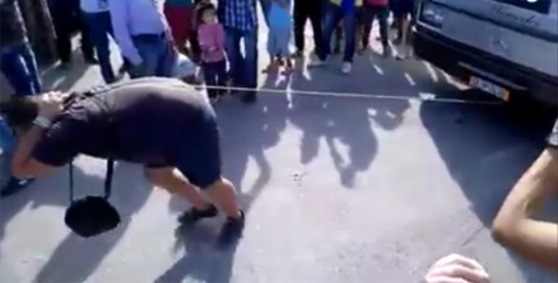 Πρόσφυγας… Κουταλιανός τραβάει λεωφορεία με τα μαλλιά του (Videos) - Media