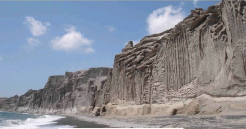 Σαντορίνη: «Επιχειρηματίες βεβήλωσαν τους ηφαιστειακούς σχηματισμούς στην παραλία της Βλυχάδας» (Photos) - Media
