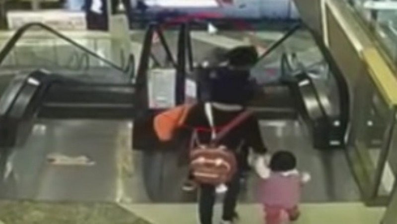 Τραγωδία: Βρέφος 4 μηνών σκοτώθηκε σε κυλιόμενες σκάλες (Προσοχή! Σκληρό Video) - Media