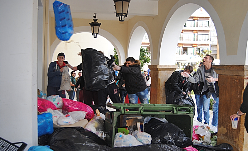 Ζάκυνθος: Διαμαρτυρία κατοίκων για τα σκουπίδια - Πέταξαν αυγά, πορτοκάλια, ντομάτες και σκουπίδια στο δημαρχείο (Video) - Media