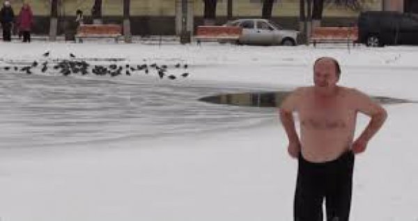 Βούτηξε σε παγωμένη λίμνη για να σώσει τη ζωή ενός σκύλου (Video) - Media