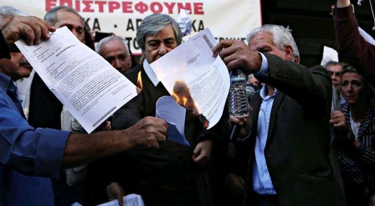 Οι συνταξιούχοι καίνε τις επιστολές Κατρούγκαλου έξω από το υπουργείο Εργασίας  (Photos - Video) - Media