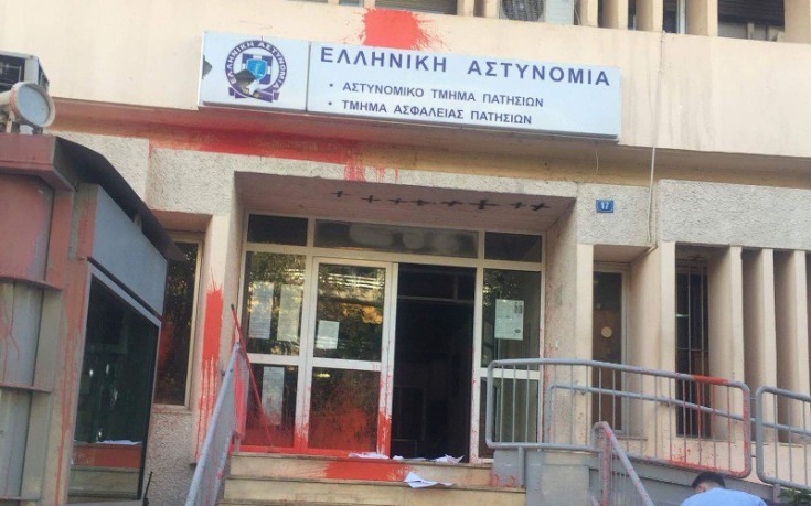 Θεσσαλονίκη: 32χρονος αυτοτραυματίστηκε με ξυράφι έξω από Aστυνομικό Tμήμα  - Media