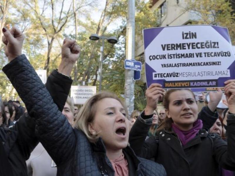 Τουρκία: Εν μέσω διαδηλώσεων η κυβέρνηση αποσύρει το νομοσχέδιο που αθωώνει βιαστές ανηλίκων αν παντρευτούν τα θύματά τους (Photos - Video) - Media