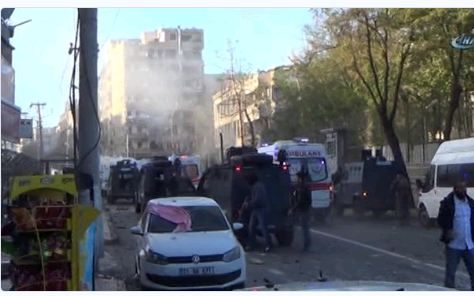 Έκρηξη παγιδευμένου οχήματος στο Ντιγιάρμπακιρ: Οκτώ νεκροί, δεκάδες τραυματίες - Ο Ερντογάν απαγορεύει τα social media (Photos - Videos) - Media