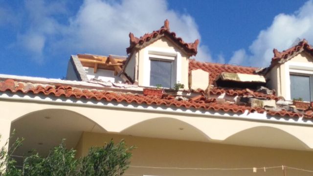 Ανεμοστρόβιλος με χαλάζι σήκωσε στέγες στα Φιλιατρά - Μεγάλες ζημιές και σε θερμοκήπια, ελαιόδενδρα (Photos) - Media