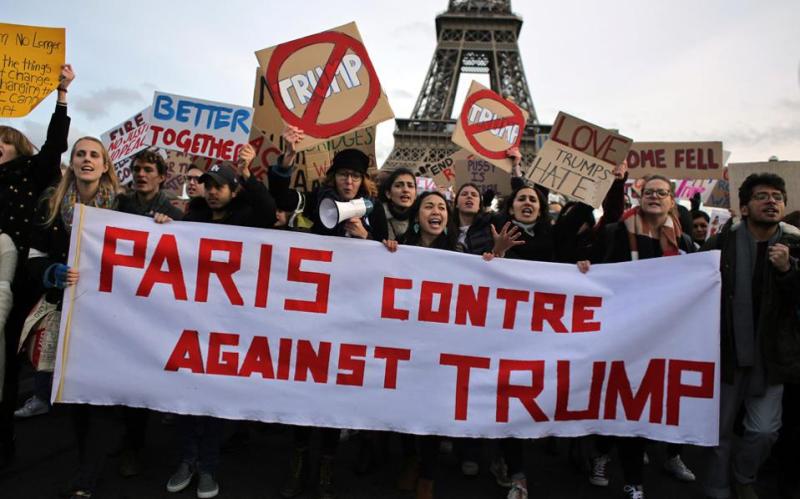 Και το Παρίσι κατά του Τραμπ - Διαδήλωση στον Πύργο του Άιφελ  - Media
