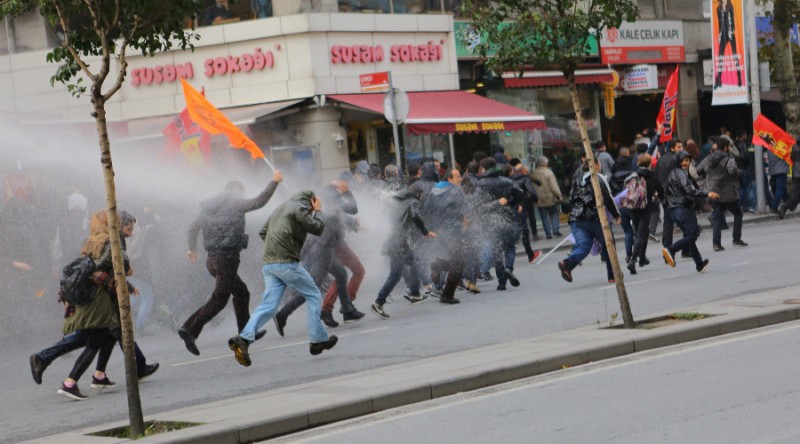Τουρκία: Με δακρυγόνα διέλυσε η αστυνομία  διαδήλωση υπέρ της εφημερίδας Τζουμχουριέτ (Videos) - Media