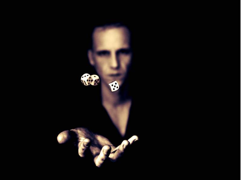 Πόνταρε τη γυναίκα του στα χαρτιά όταν τέλειωσαν τα μετρητά και… την έχασε – Εκείνοι που την κέρδισαν τη βίασαν  - Media