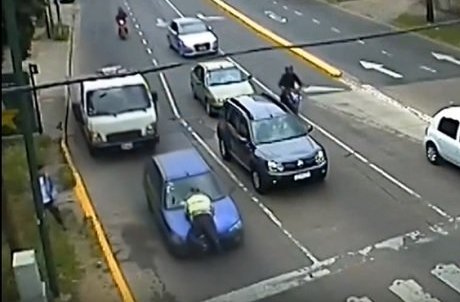Mε τον τροχονόμο στο... παρμπρίζ οδηγούσε 61χρονη! (Video) - Media