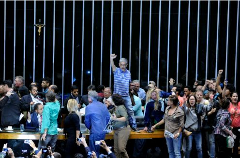 Διαδηλωτές στη Βραζιλία έκαναν έφοδο στη Βουλή - Ζήτησαν την επέμβαση του στρατού (Videos) - Media